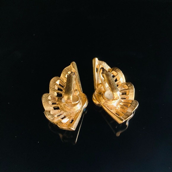 Vintage Avon Fan Shaped Clip-on Earrings - Picture 2 of 3
